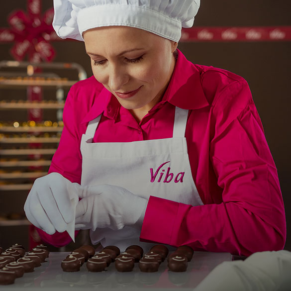 Viba Confiseurin verziert Pralinen