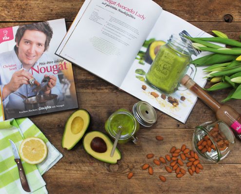 kochbuch_avocadolady Kochbuch aufgeschlagen, Rezept Avocadolady mit Zutaten auf Tischplatte