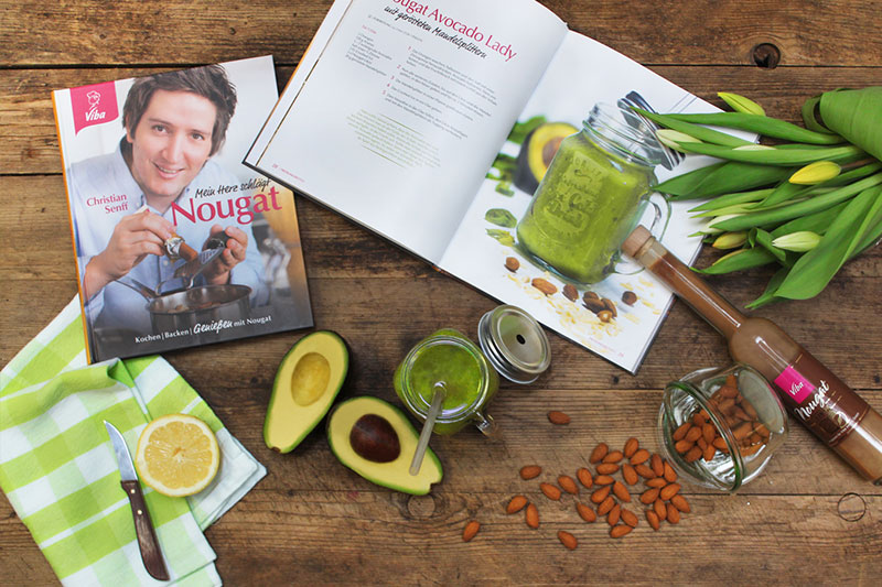 kochbuch_avocadolady Kochbuch aufgeschlagen, Rezept Avocadolady mit Zutaten auf Tischplatte