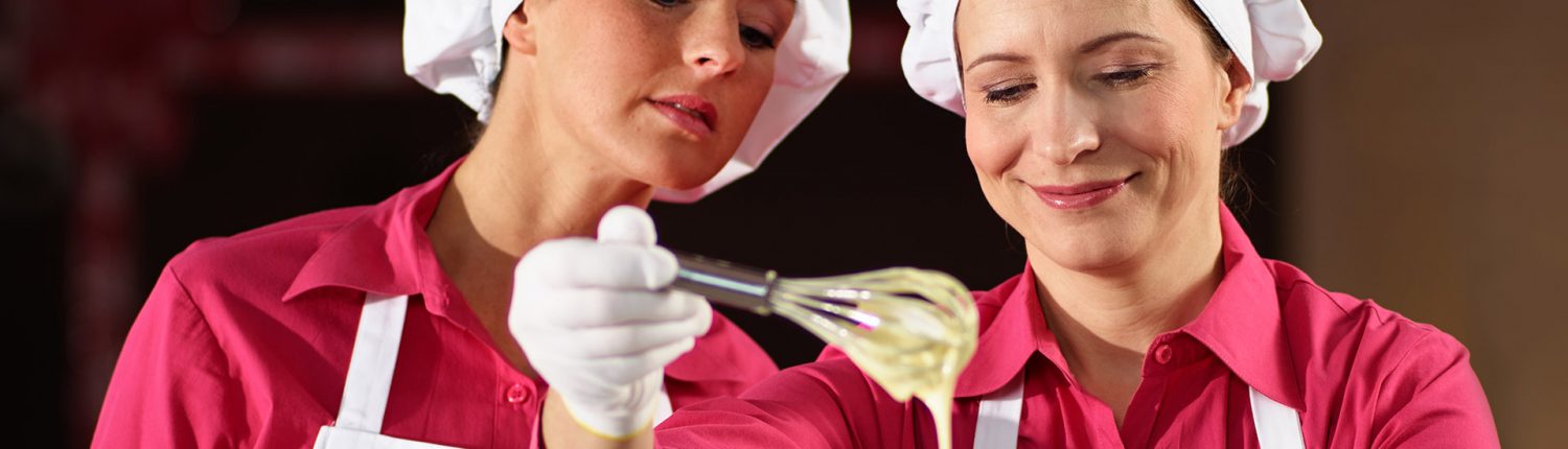 Confiseurinnen backen nach altbewährten Rezept