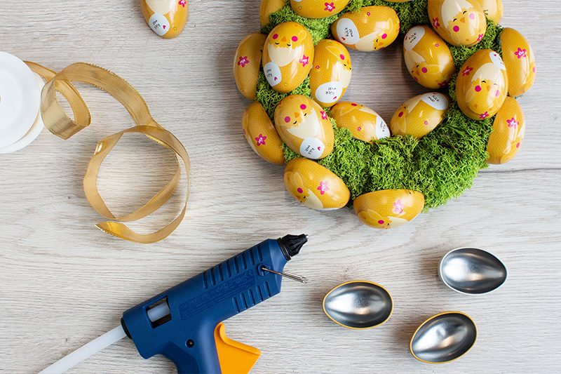 Osterkranz Anleitung Schritt 03 Osterkranz mit Viba Mini Ostereiern