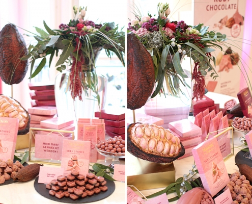 Ruby Chocolate Produkttisch Heilemann Ruby Chocolate arrangiert auf einem Produkttisch mit Dekoelementen