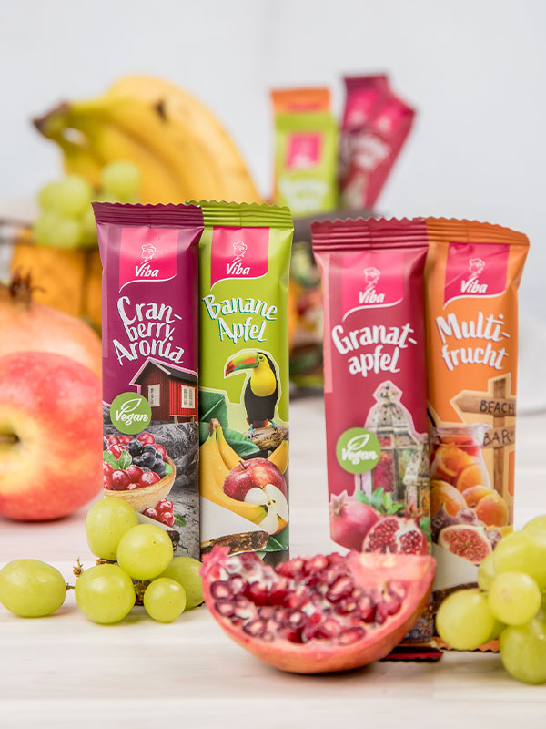 Viba Genussriegel Banane-Apfel steht zwischen den anderen Fruchtriegeln