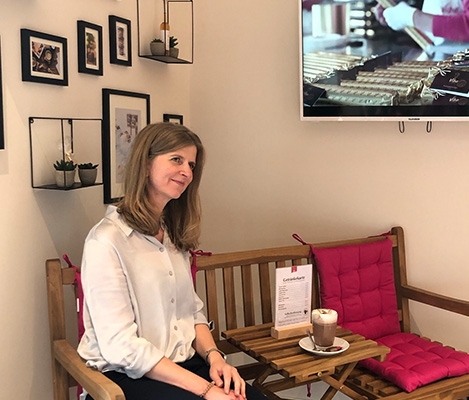 corinna-wartenberg-jenuss-ecke Geschäftsführerin Corinna Wartenberg sitzt in der gemütlichen Sitzecke des neuen Viba Shops
