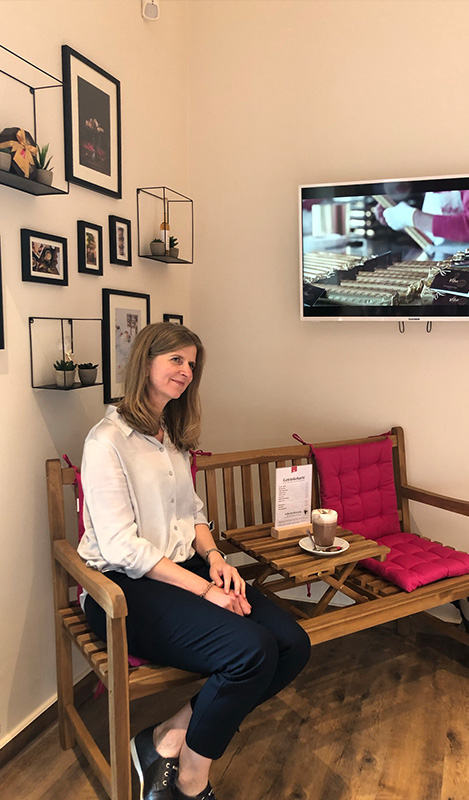 corinna-wartenberg-jenuss-ecke Geschäftsführerin Corinna Wartenberg sitzt in der gemütlichen Sitzecke des neuen Viba Shops