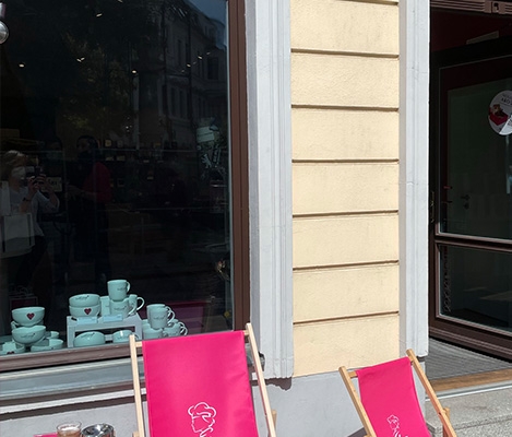 lounge-stuehle-vor-der-jenuss-ecke Loungestühle von Viba stehen vor dem Laden "Berliner Jenuss-Ecke"