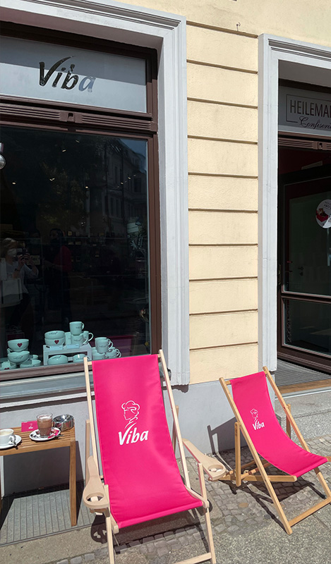 lounge-stuehle-vor-der-jenuss-ecke Loungestühle von Viba stehen vor dem Laden "Berliner Jenuss-Ecke"