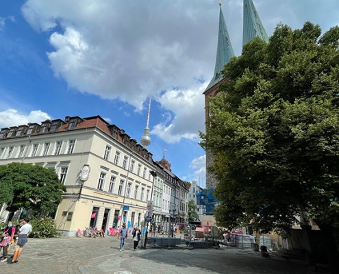 viba-berliner-jenuss-ecke Blick auf die Berliner Jenuss-Ecke im Nikolaiviertel, im Hintergrund ist der Berliner Fernsehturm zu sehen.