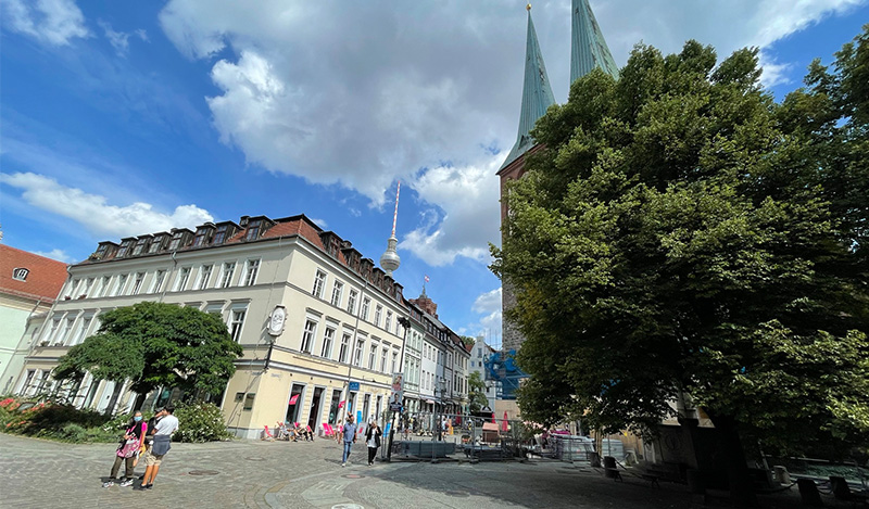 viba-berliner-jenuss-ecke Blick auf die Berliner Jenuss-Ecke im Nikolaiviertel, im Hintergrund ist der Berliner Fernsehturm zu sehen.