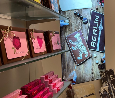 viba-praesente-shop-berlin Blick auf die Regale mit kleinen Präsenten im Viba Shop