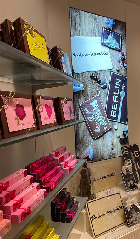 viba-praesente-shop-berlin Blick auf die Regale mit kleinen Präsenten im Viba Shop
