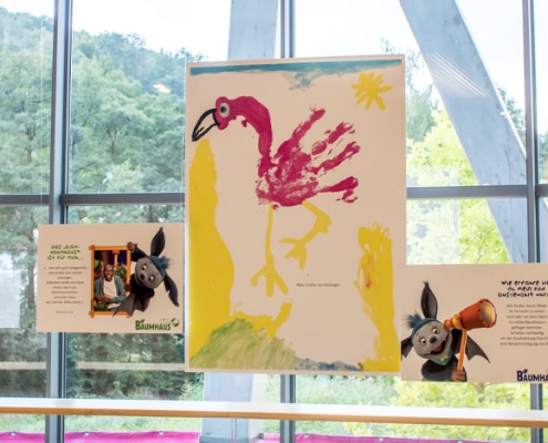 kunstwerke-ausstellung Kunstwerk auf A0 vergrößert hängt in der Ausstellung