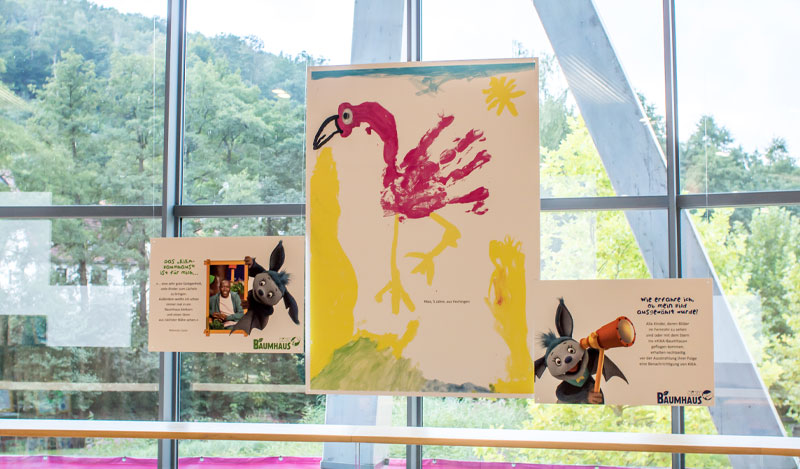 kunstwerke-ausstellung Kunstwerk auf A0 vergrößert hängt in der Ausstellung