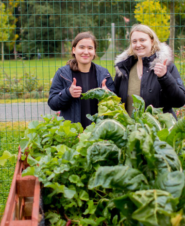 Die Azubis Franziska und Madlin vor dem selbstgebauten Hochbeet
