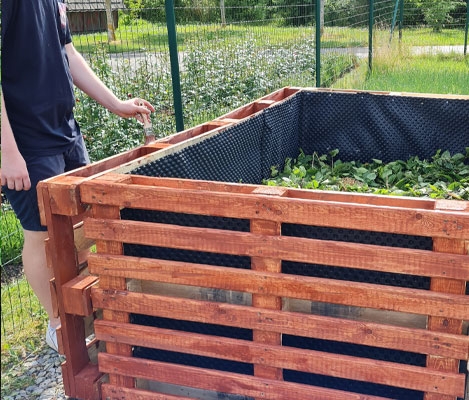 streichen-des-hochbeetes Streichen des Hochbeetes mit Holzlasur