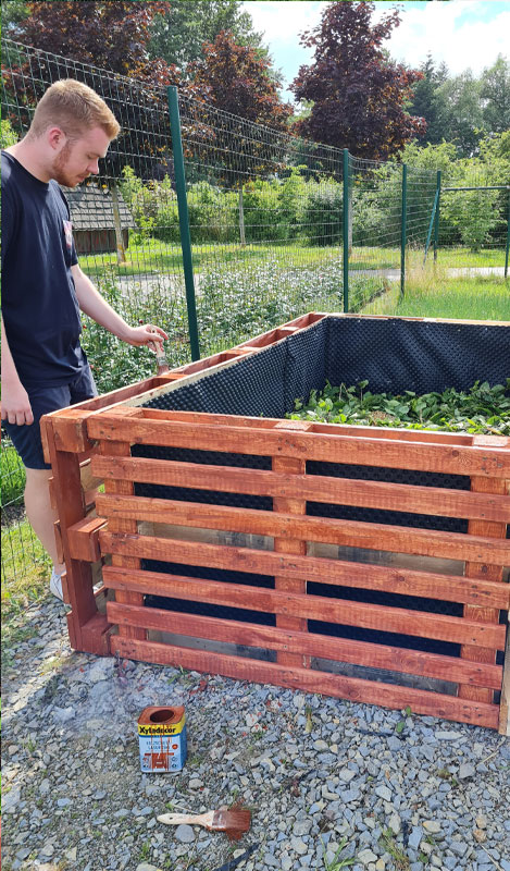 streichen-des-hochbeetes Streichen des Hochbeetes mit Holzlasur