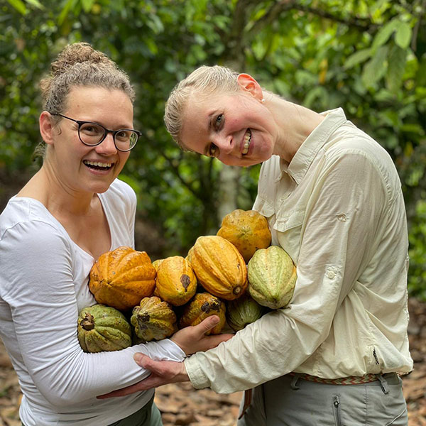Ariane-und-Corinna-bei-der-kakaoernte Corinna Wartenberg und Ariane Schmidt mit selbst geernteten Kakaofrüchten