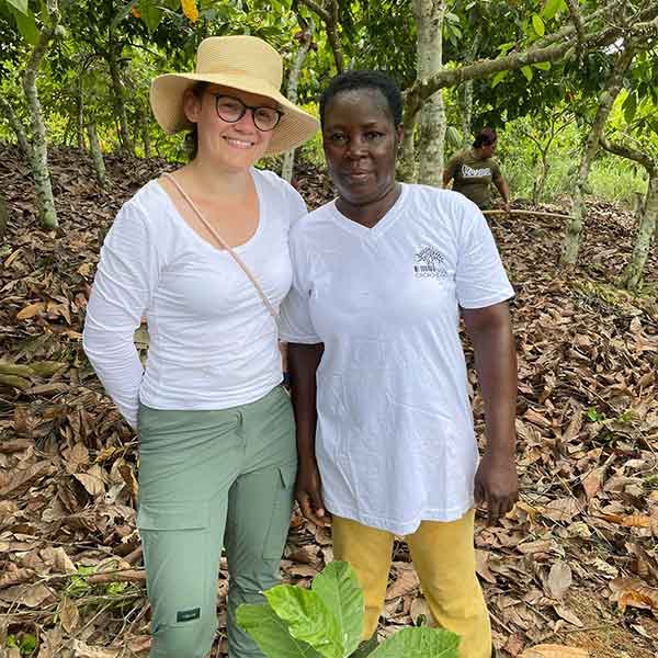 Ariane-und-Philomène Ariane mit Cacao-Trace Farmerin Philomène