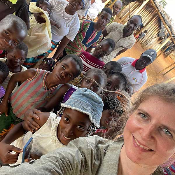 Corinna-mit-Kindern Corinna macht ein Selfie mit einheimischen Kindern
