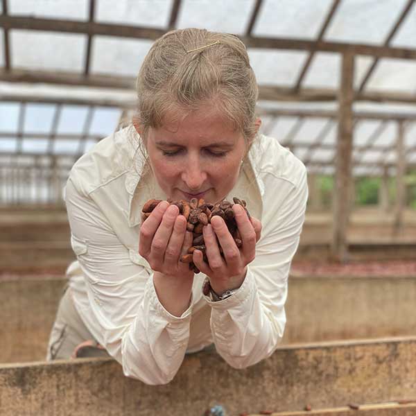 Corinna-riecht-an-den-getrockneten-Bohnen Geschäftsführerin Corinna Wartenberg riecht an den trocknenden Kakaobohnen