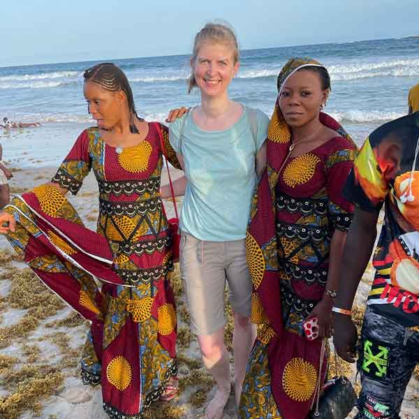 Corinna zum Zuckerfest Corinna Wartenberg mit Einheimischen Frauen am Stand