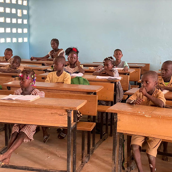 Neues-Klassenzimmer Schulkinder im neuen Klassenzimmer