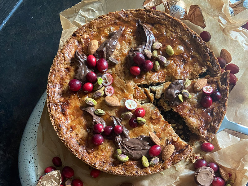 Nusskuchen mit Trockenfrüchten und Nougat Creme Nusskuchen mit Trockenfrüchten und Nougat Creme