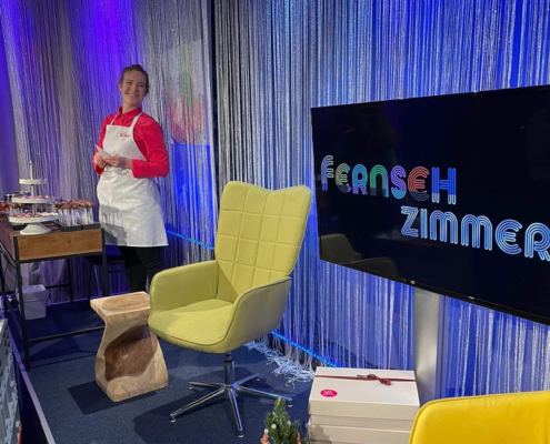 Fernsehzimmer Johanna Confiseurin Johanna bereitet sich auf die Sendung vor