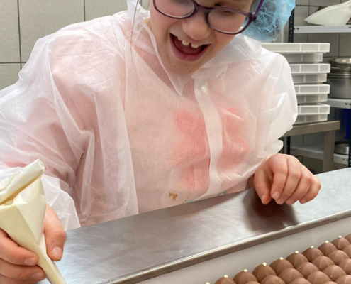 Leticia verziert Pralinen Leticia verziert Pralinen mit weißer Schokolade