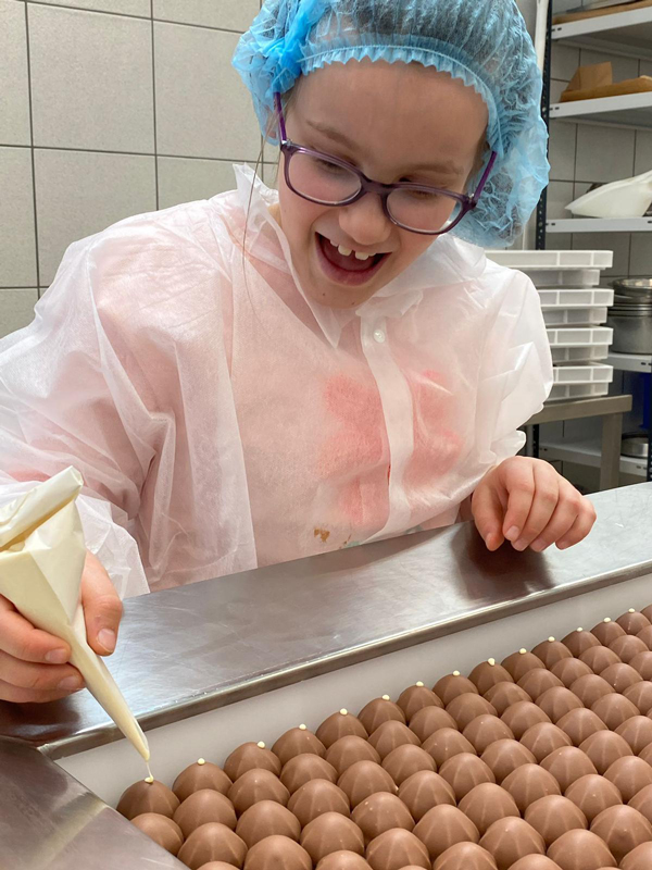 Leticia verziert Pralinen Leticia verziert Pralinen mit weißer Schokolade