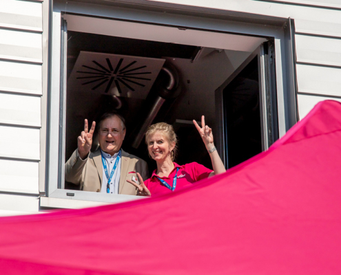 Viba Team Zwei Viba Mitarbeiter schauen aus dem Fenster