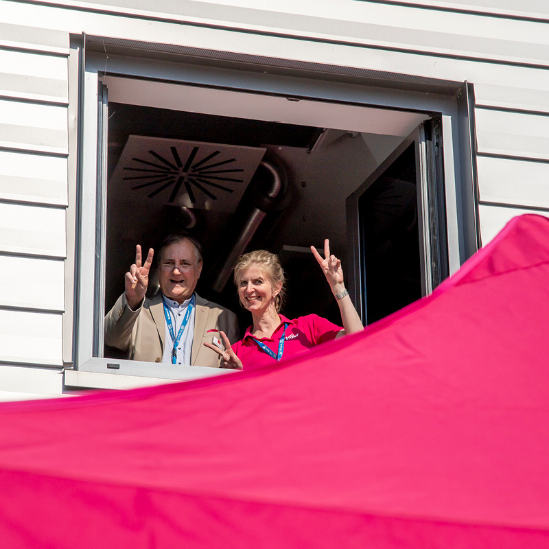 Viba Team Zwei Viba Mitarbeiter schauen aus dem Fenster