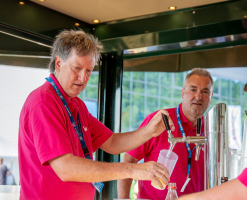 Bier wird gezapft Bier wird frisch gezapft