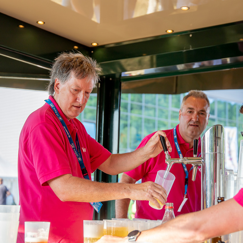 Bier wird gezapft Bier wird frisch gezapft