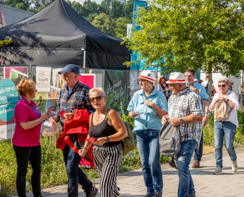 Fans Schlagerfans auf dem Weg in die Viba-Arena