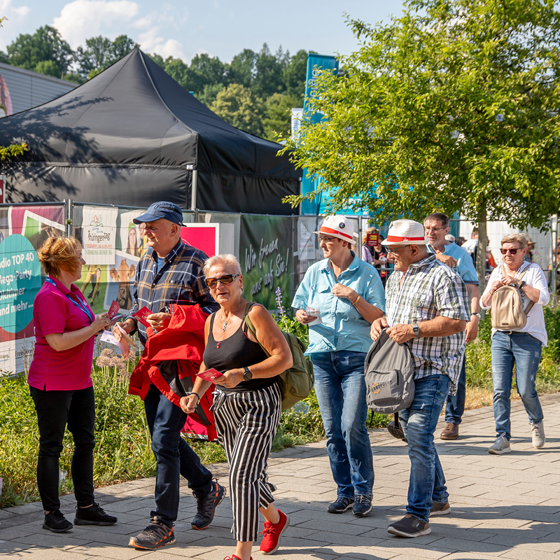 Fans Schlagerfans auf dem Weg in die Viba-Arena