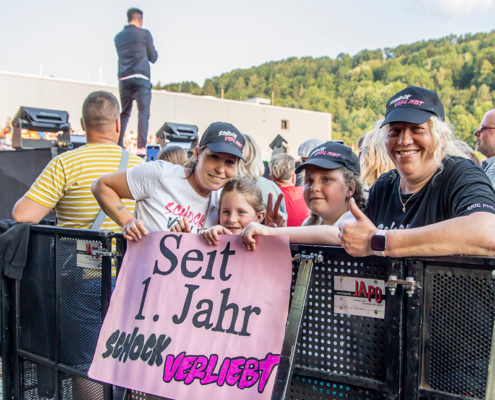 Fans Fans halten Plakat für Eric Philippi