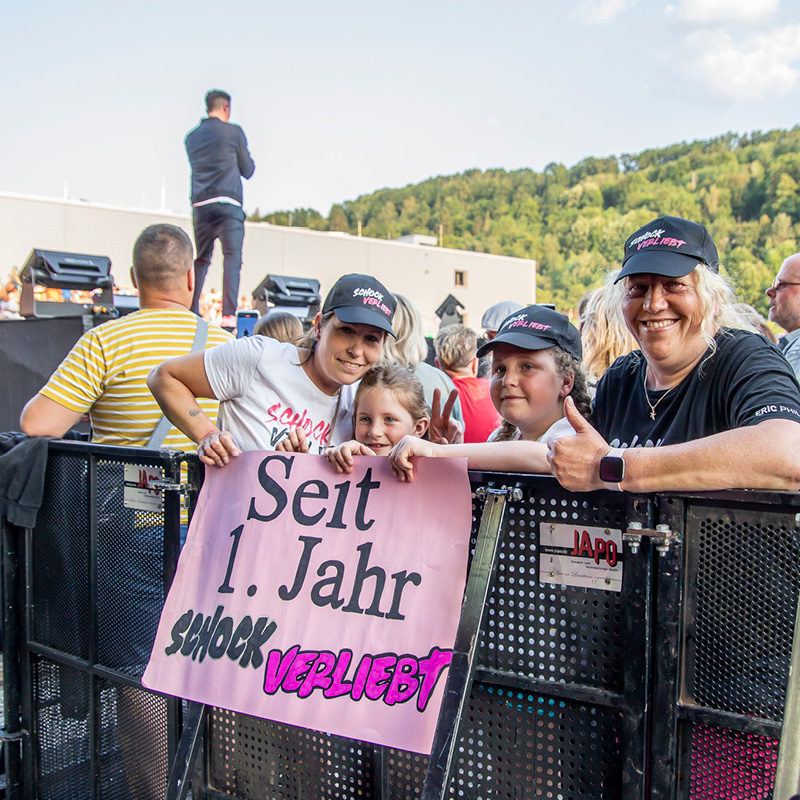 Fans Fans halten Plakat für Eric Philippi