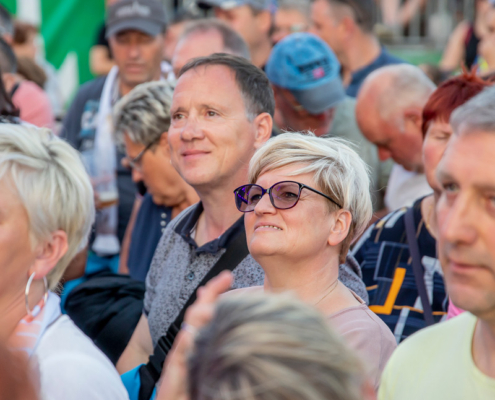 Fans Fans schauen begeistert auf die Bühne