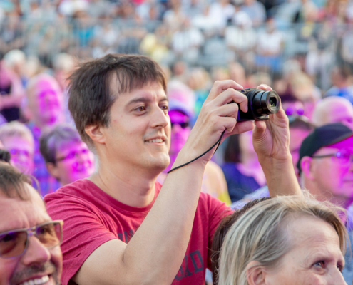 Fan Ein Fan hält unvergessliche Momente mit der Kamera fest