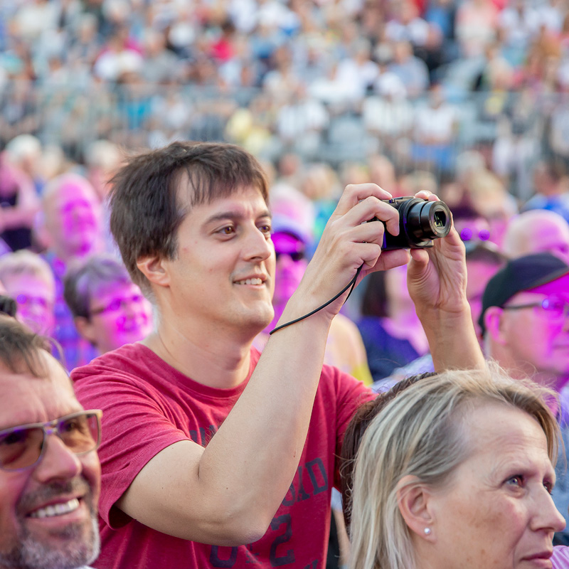 Fan Ein Fan hält unvergessliche Momente mit der Kamera fest