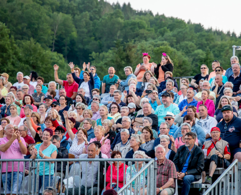 Schlagerfans Schlagerfans sitzen auf der Tribüne in der Viba-Arena