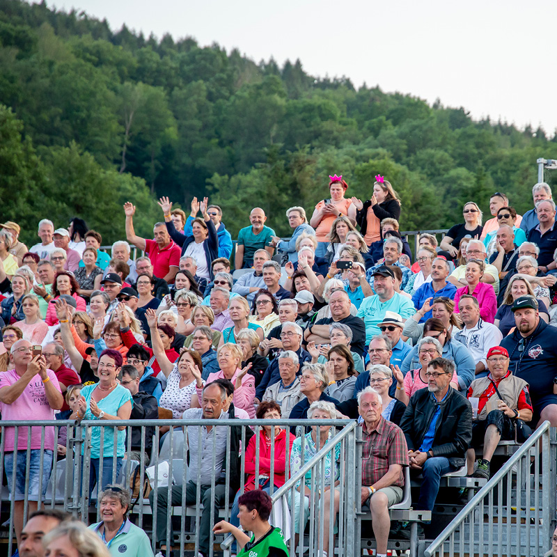 Schlagerfans Schlagerfans sitzen auf der Tribüne in der Viba-Arena