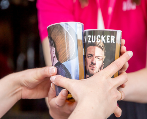 Ben Zucker Becher Ben Zucker Becher werden überreicht