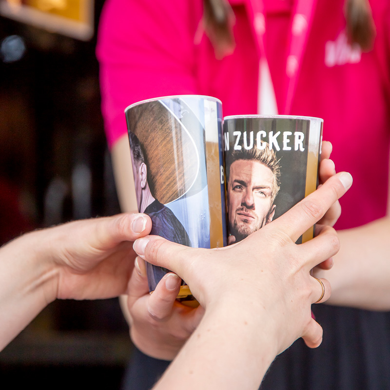 Ben Zucker Becher Ben Zucker Becher werden überreicht