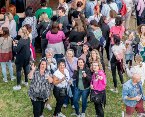 Fans Gut gelaunte Fans winken in die Kamera