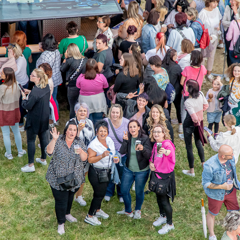 Fans Gut gelaunte Fans winken in die Kamera