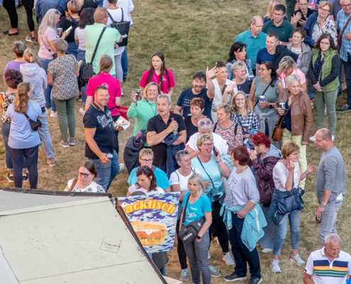 Fans stehen Schlange Fans stehen Schlange vor einem Food-Truck