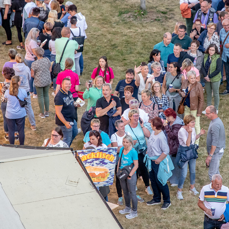 Fans stehen Schlange Fans stehen Schlange vor einem Food-Truck