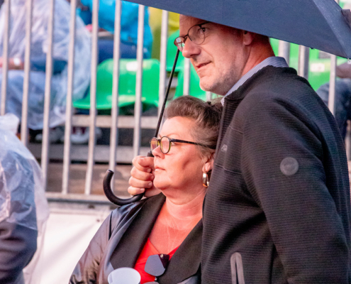 Ben Zucker Fans Zwei Ben Zucker Fans mit Regenschirm